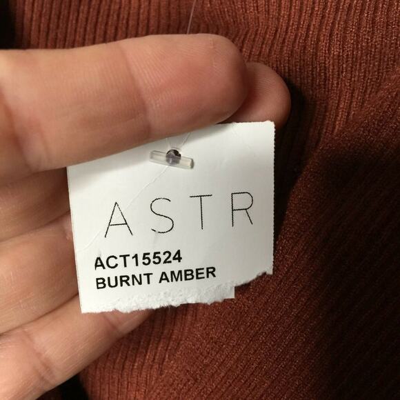 ASTR V-Neck Suki Crossover Sweater RUST Large New cozy fuzzy puff Shoulders - Picture 4 of 5